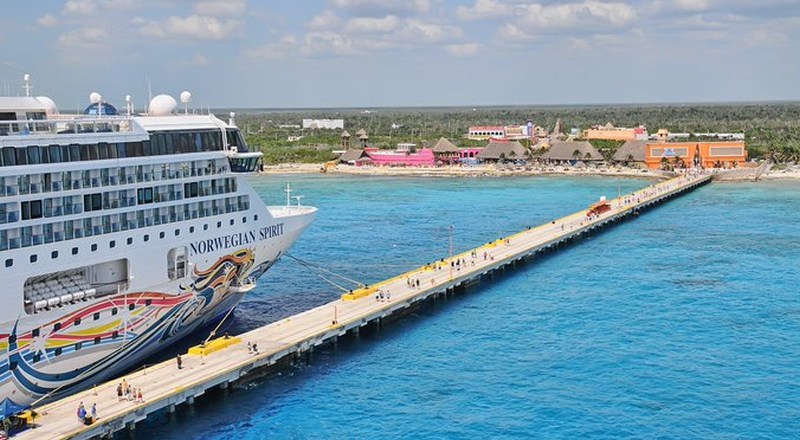 Blick von einem Kreuzfahrtschiff auf den Costa Maya Cruise Port