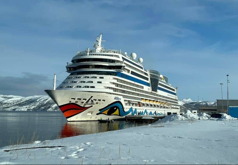 AIDAmar im Hafen der Stadt