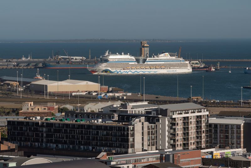 AIDAmar läuft in den Hafen von Kapstadt ein
