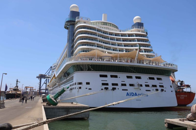 AIDAprima in Walfish Bay