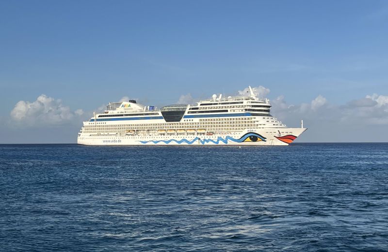 AIDAsol ankert vor Grand Cayman