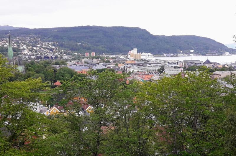 AIDAsol vewrsteckt sich am Ausweichliegeplatz Kai 30&31 ILA Pier
