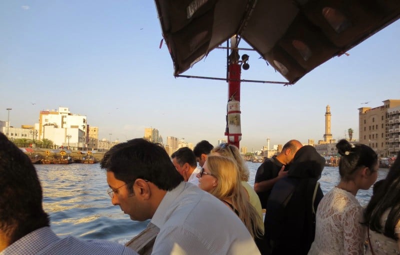 In Dubai auf eigene Faust in einem Abra auf dem Dubai Creek