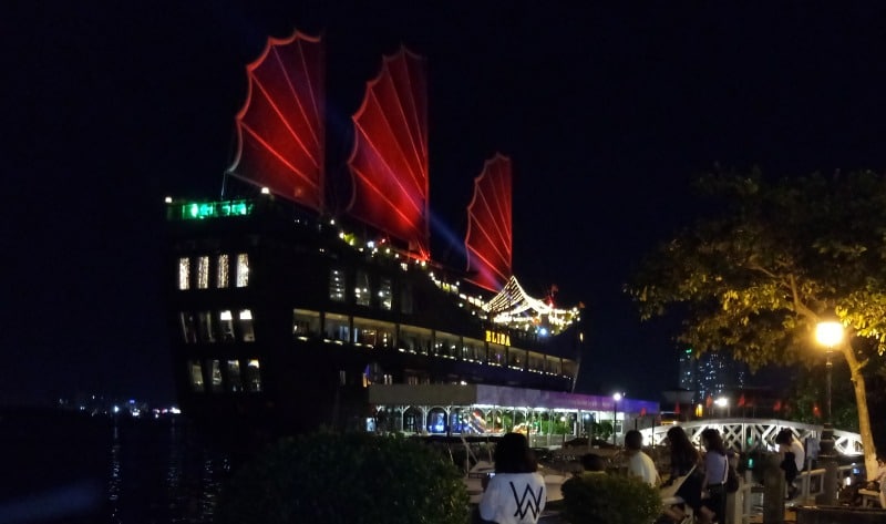 Die Elisa ist ein schwimmendes Restaurant auf dem Saigon-Fluss