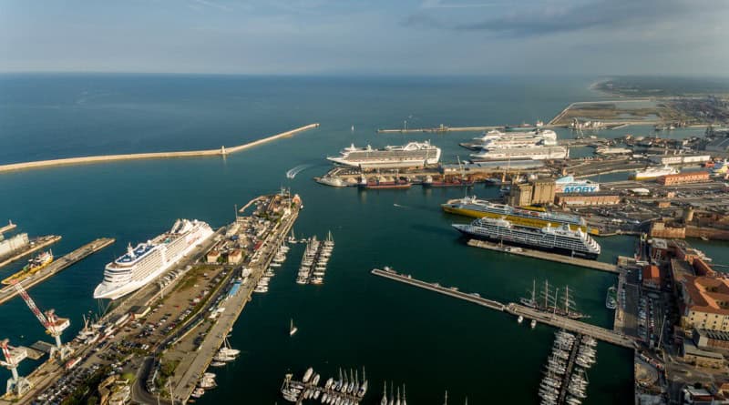 An Spitzentagen liegen mehrere Kreuzfahrtschiffe im Hafen