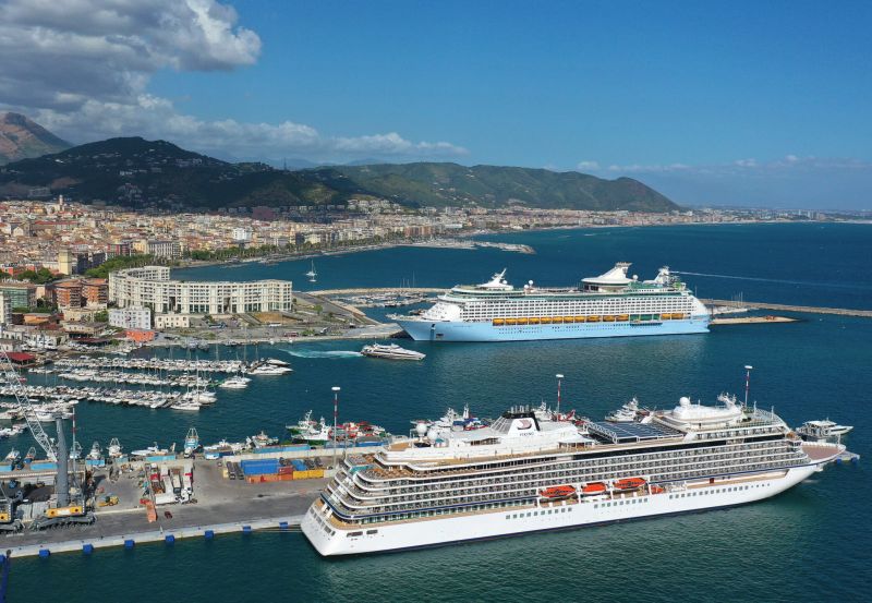 An Spitzentagen weichen Kreuzfahrtschiffe in den Industriehafen aus