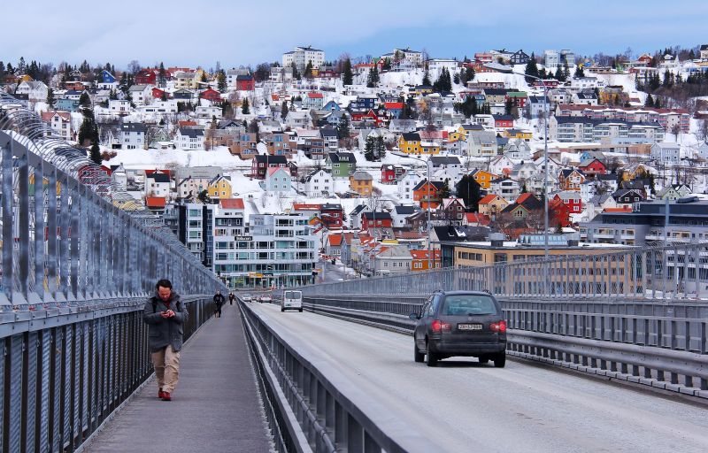 In Tromsö auf eigene Faust zu Fuß über die Brücke
