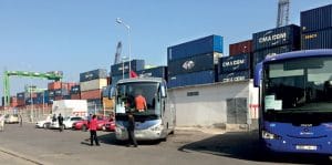 Ausflugsbusse und Taxen