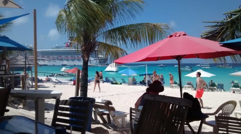 Beach Life mit Blick auf das Kreuzfahrtschiff