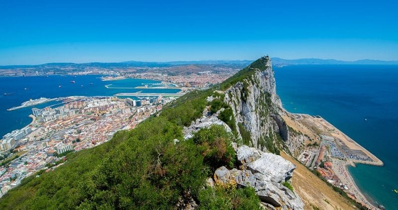 Blick auf Felsen, Stadt und Hafen
