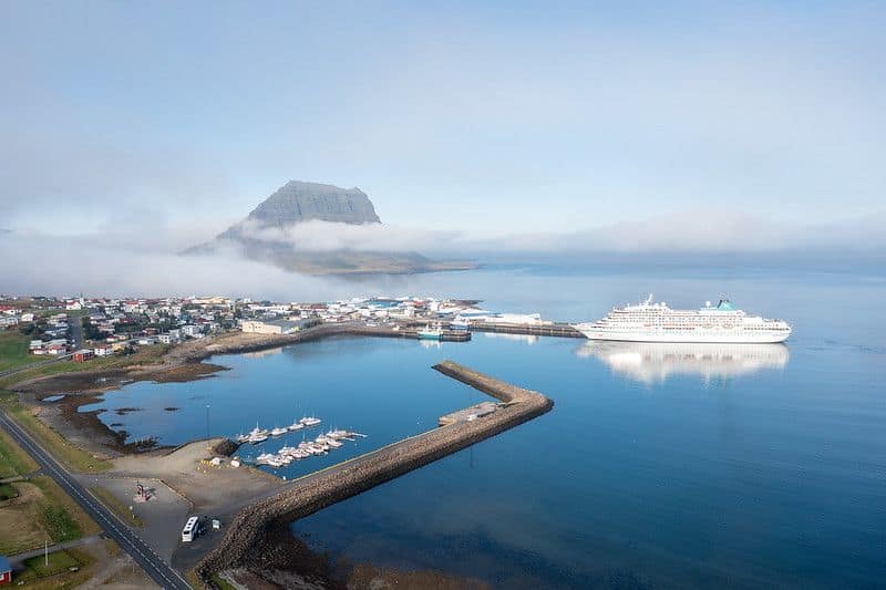 Blick auf Grundarfjörður und den markanten Kirkjufell