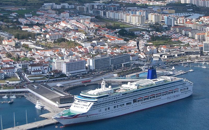 Blick auf Ponta Delgada und den Hafen