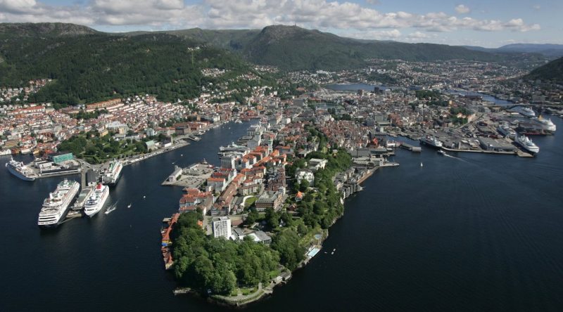 Blick auf Stadt und Liegeplätze