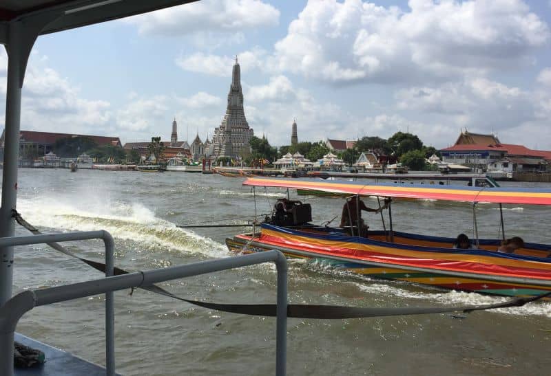 Blick auf Wat Arun von der Fähre