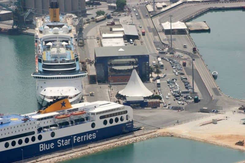 Blick auf das blaue Cruise Terminal