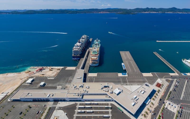 Blick auf den Hafen und das Terminal