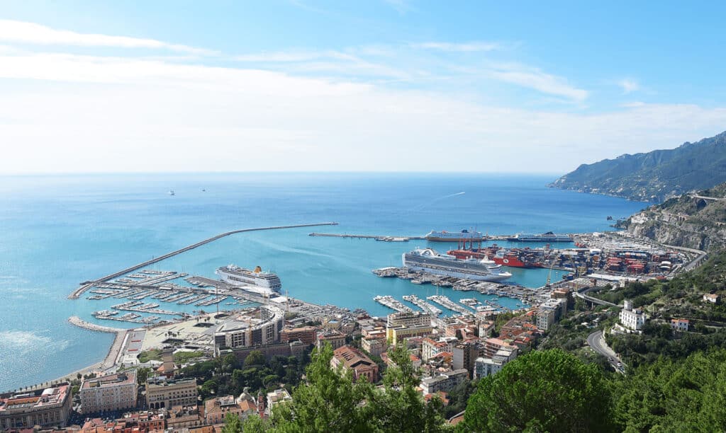 Blick auf den Hafen von Salerno