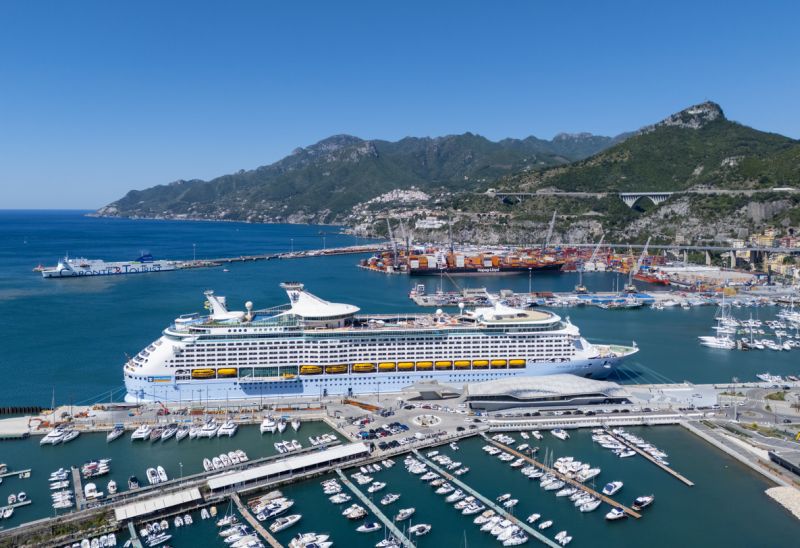 Blick auf den Kreuzfahrthafen von Salerno