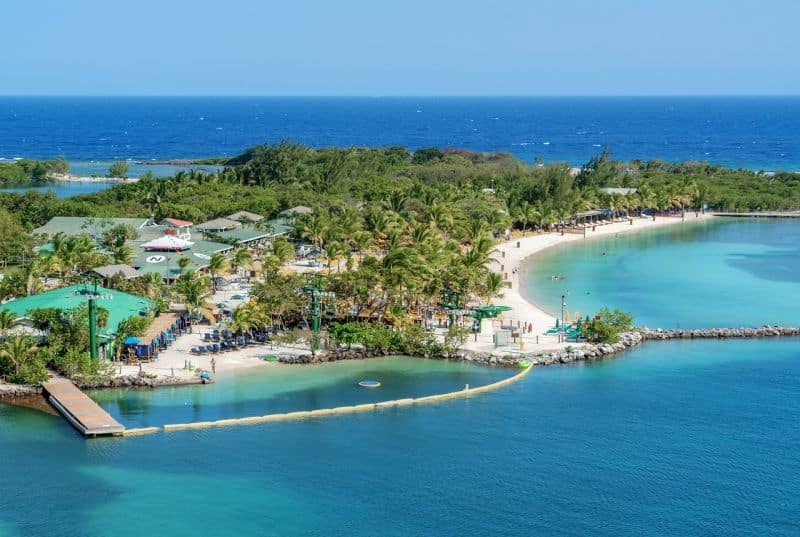 Blick auf den Strand des Mahogany Bay Cruise Centers