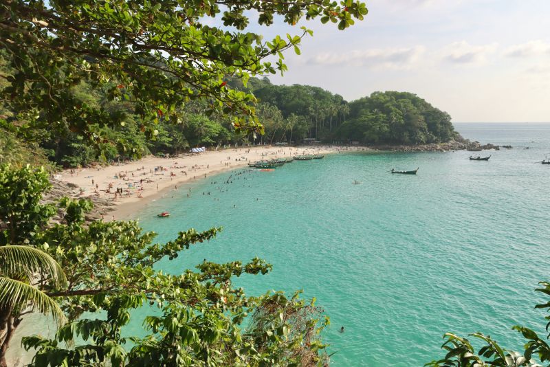 Blick auf den beliebten Freedom Beach auf Phuket