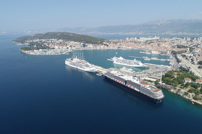 Blick auf die Halbinsel von Split mit den Kreuzfahrtschiffen