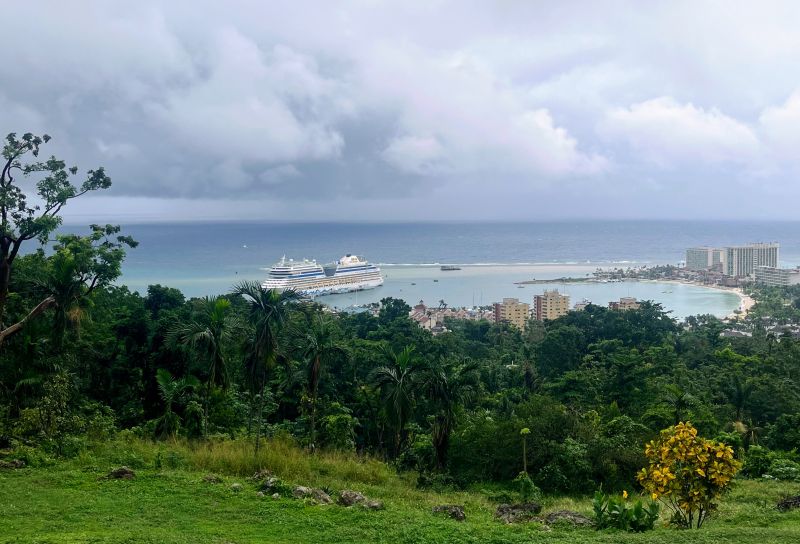 Blick aus den Bergen auf das Kreuzfahrtschiff in Ocho Rios