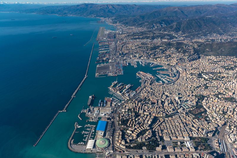 Blick aus der Luft auf Hafen und Stadt