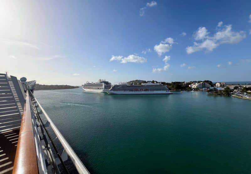 Blick hinüber zu den Kreuzfahrtschiffen in Pointe Seraphine