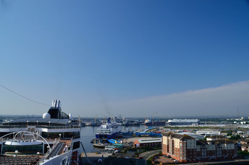 Blick hinüber zum benachbarten Fährhafen