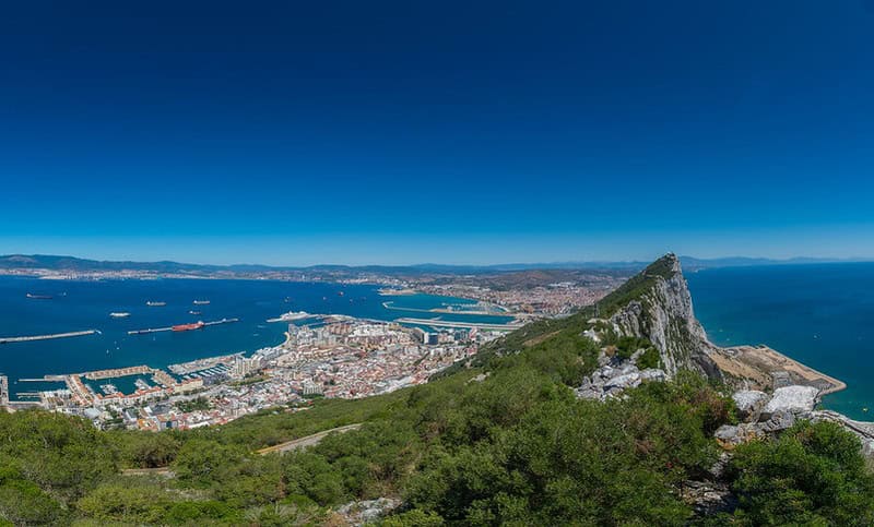 Blick über Felsen und Hafen