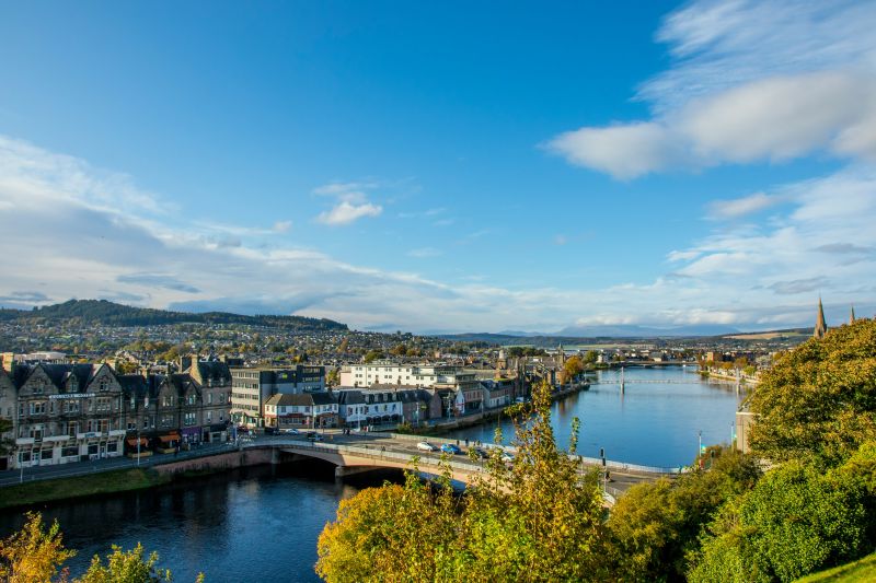 Blick über Inverness am Fluss Ness