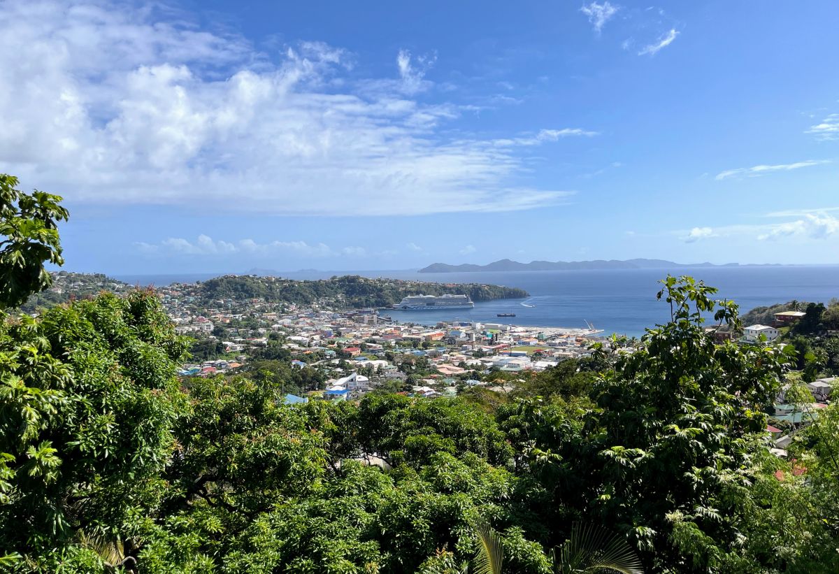 Blick über Kingstown bis nach Bequia