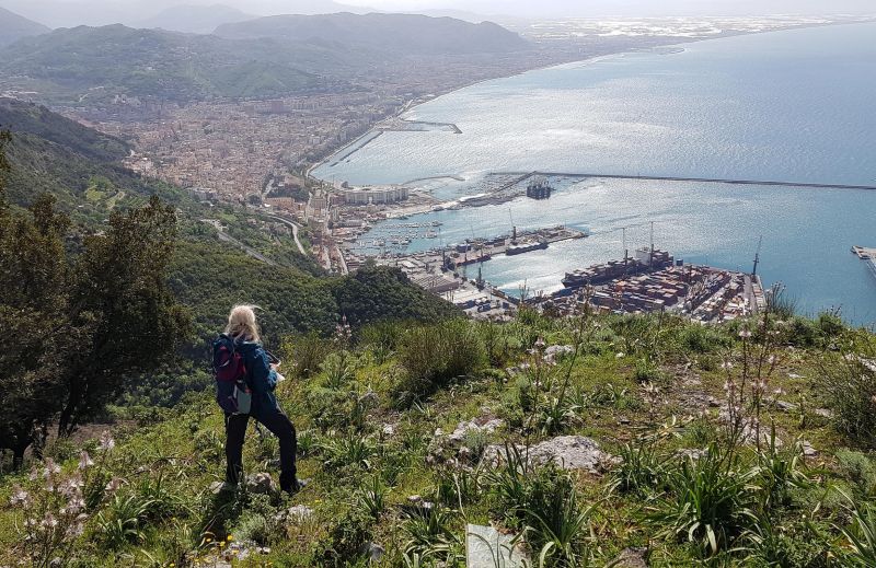 Wanderin auf dem Monte San Liberatore blickt auf Salerno