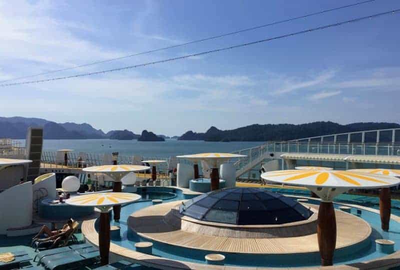 Blick über das Pooldeck zu den Inseln des Langkawi-Archipels