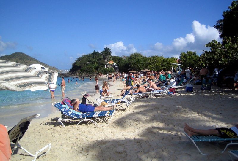 Blick über den Coki Point Beach auf St. Thomas