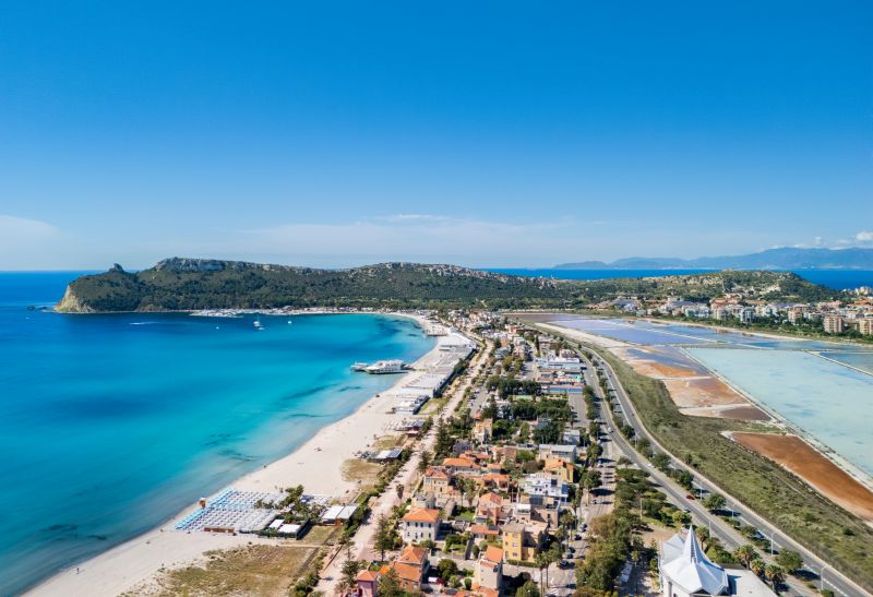 Blick über den Poetto Beach mit dem Sella del Diavolo und den Salinen