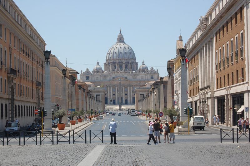 Blick über die Via della Conciliazione zum Petersdom