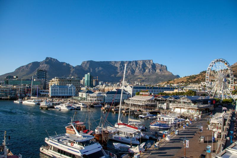 Blick über die Victoria & Alfred Waterfront zum Tafelberg