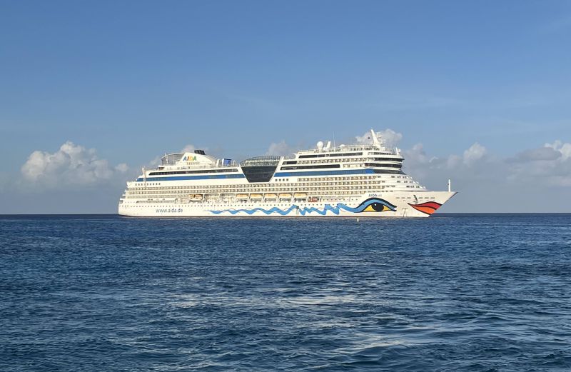 Blick vom Boot auf die vor Belize City ankernde AIDAsol