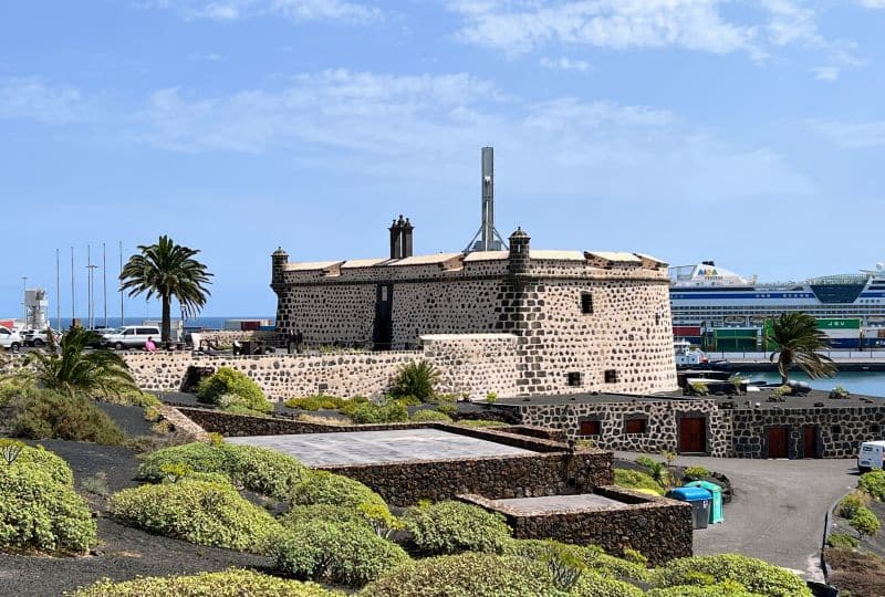 Blick vom Castillo de San José zur Muelle de los Marmoles