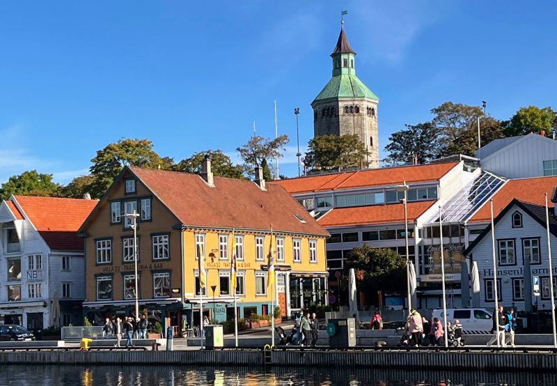 Blick vom Hafen zum Valberget Utsiktspunkt