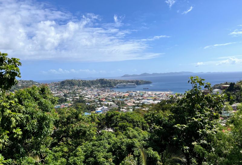 Blick vom Leeward Highway über die Bucht von Kingstown