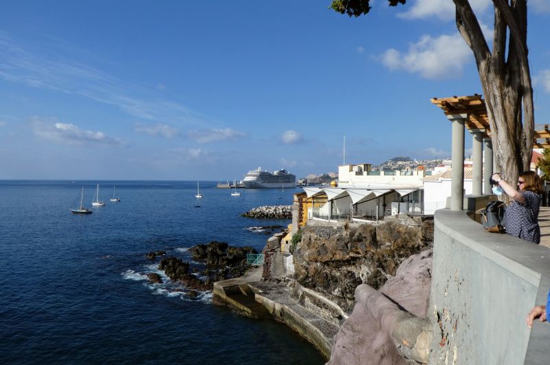 Blick vom Miradouro do Socorro auf ein Kreuzfahrtschiff in Funchal