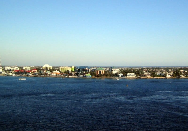 Kreuzfahrtschiffe ankern vor George Town