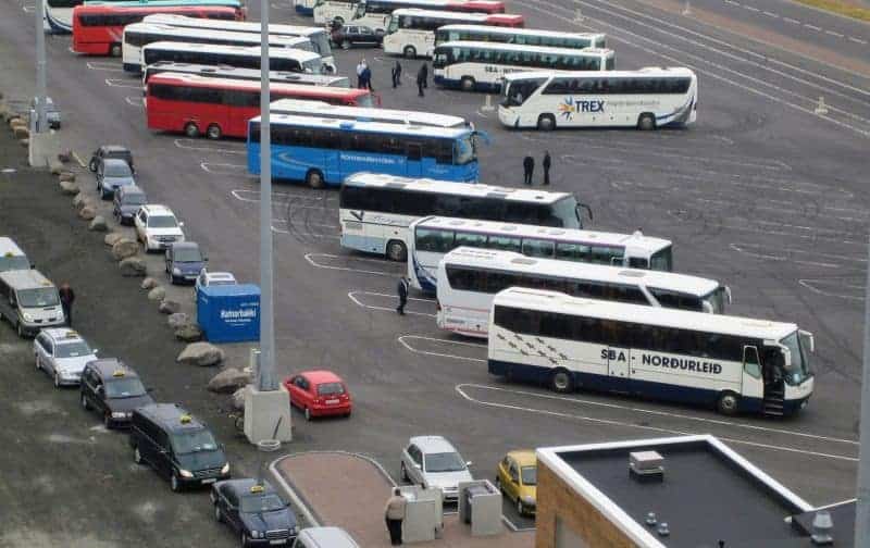 Blick vom Schiff auf Busse und Taxis