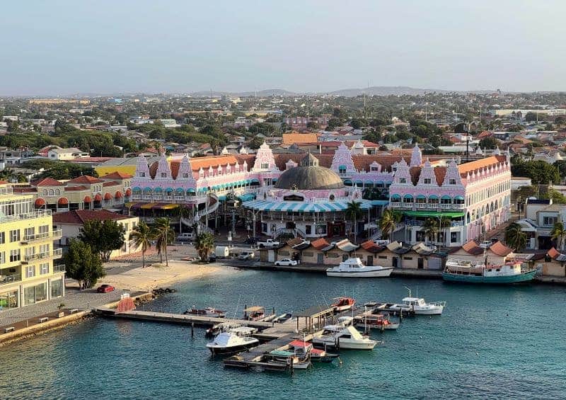 Blick vom Schiff auf Oranjestad