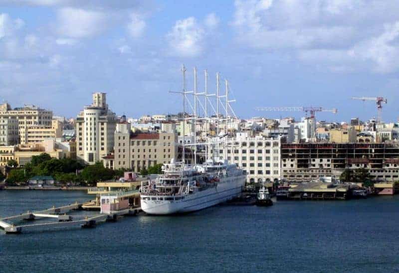 Blick vom Schiff auf Pier 1 und Old San Juan