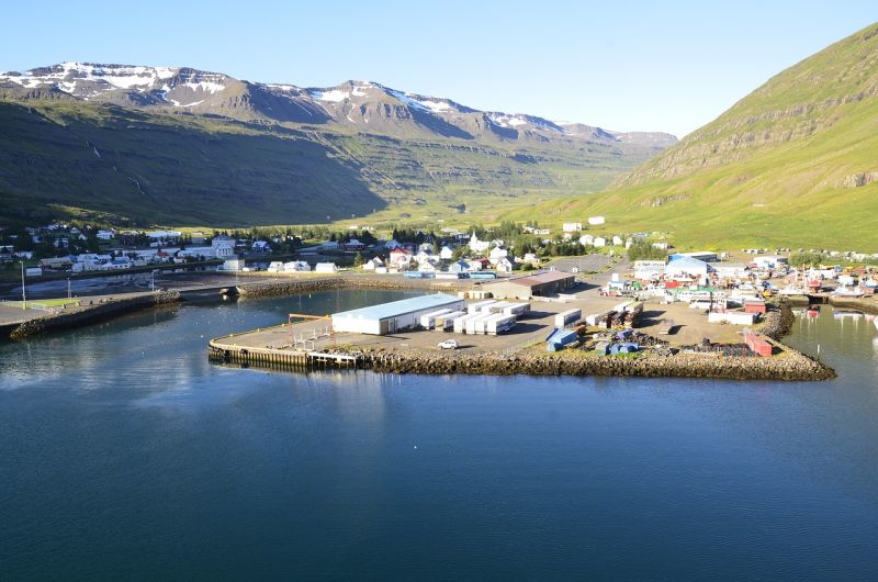 Blick vom Schiff auf Seyðisfjörður