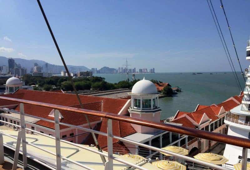 Blick vom Schiff auf Terminal und Stadt