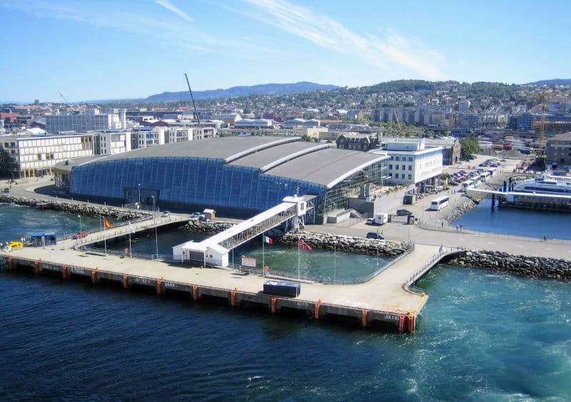 Blick vom Schiff auf das Erlebnisbad Pirbadet
